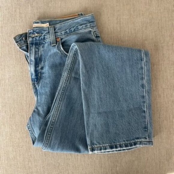 ๐ต Levi's Low Pro Light Wash Jeans - Picture 2 of 3